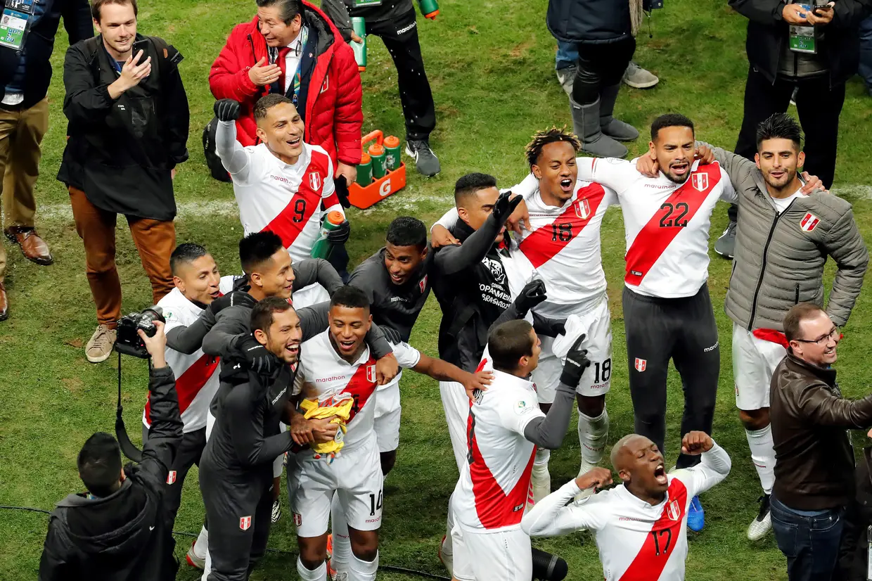 Os jogadores peruanos celebram a passagem do Peru à final da Copa América.