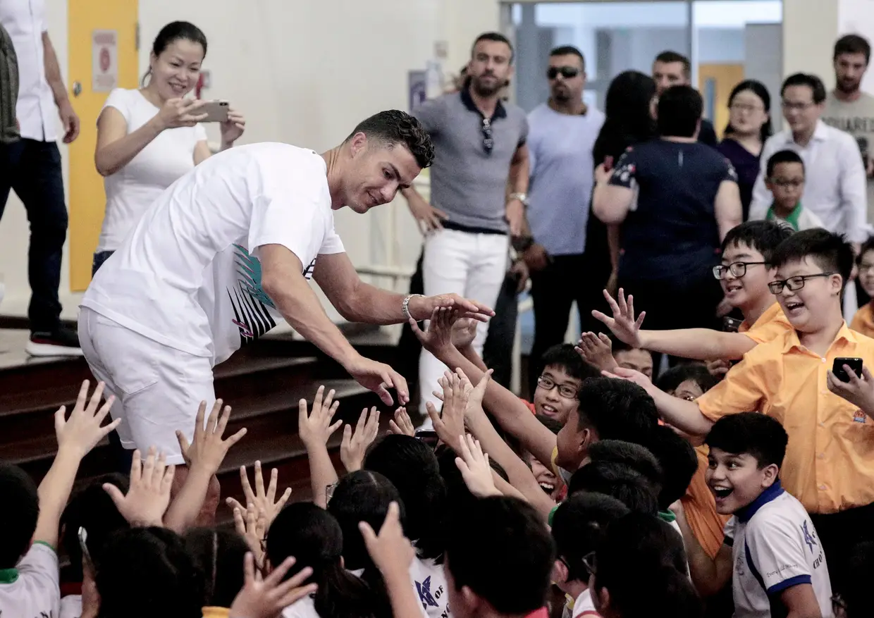Cristiano Ronaldo visita uma escola primária em Singapura, no âmbito do seu trabalho de promoção da Fundação Olímpica de Singapura e da Bolsa de Estudo Peter Lim.