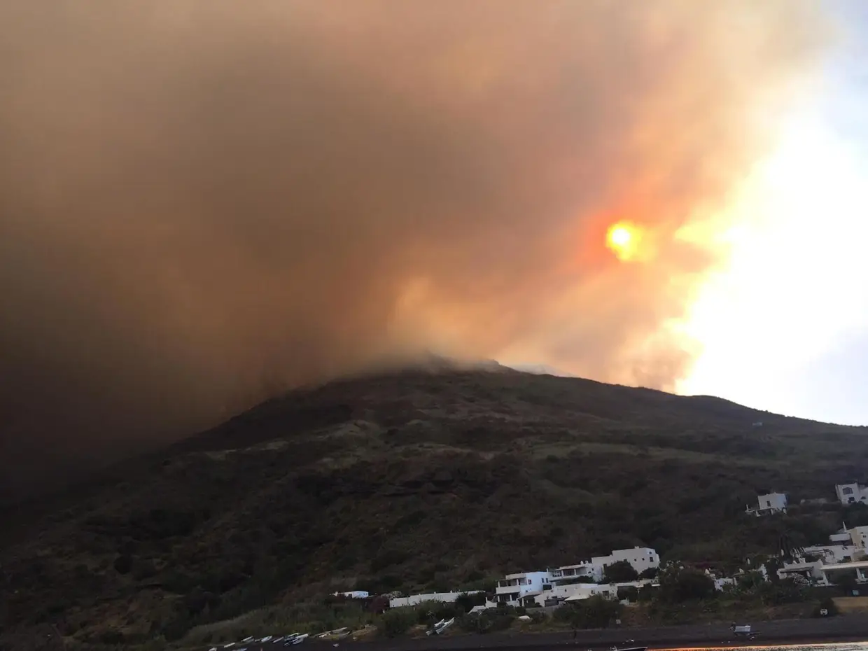 A erupção do vulcão Stromboli, em Itália, causou pelo menos um morto e um ferido.