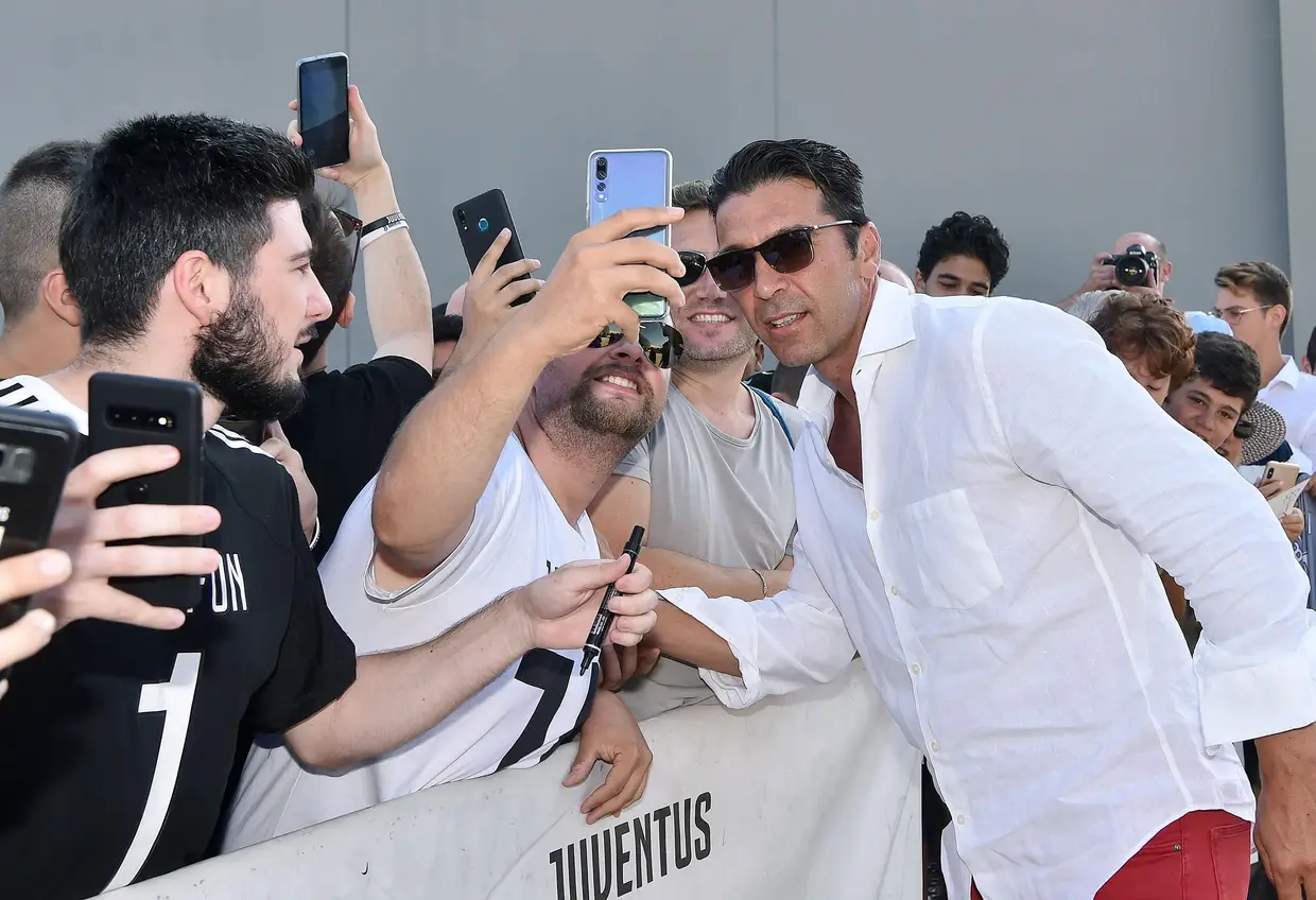 O guarda-redes Gianluigi Buffon de regresso à Juventus, onde se encontrou com adeptos antes de realizar exames no Centro Médico do clube, em Turim, Itália.