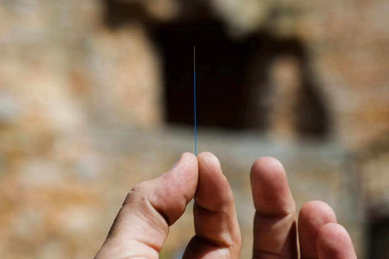 Um funcionário da Portugal Telecom (PT) exibe um cabo de fibra ótica durante a instalação da rede fibra ótica em Figueira de Castelo Rodrigo.