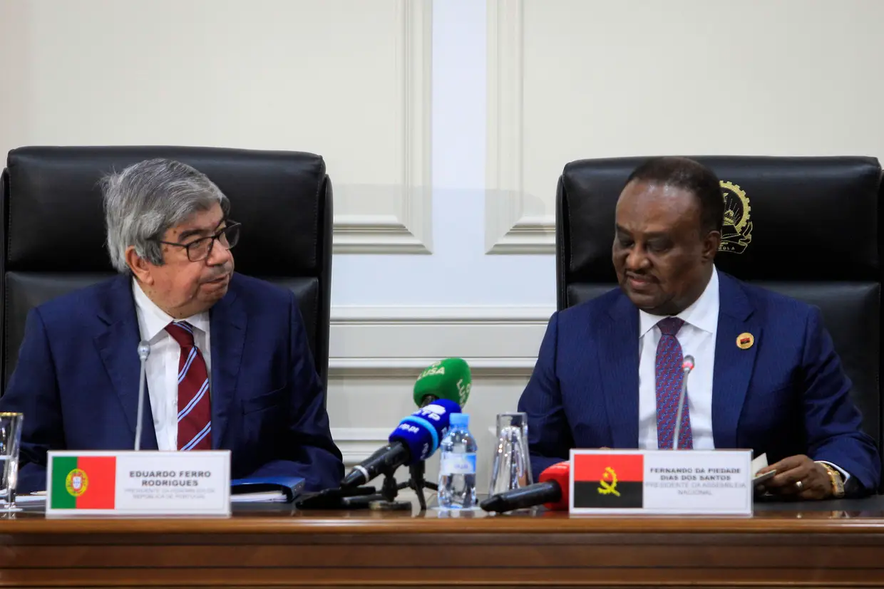 O presidente da Assembleia da República, Eduardo Ferro Rodrigues, conversa com o seu homólogo angolano, Fernando Piedade dos Santos, durante um encontro na Assembleia Nacional no âmbito da visita a Angola para reforço dos laços de amizade e de cooperação bilateral entre os parlamentos dos dois países, Luanda.