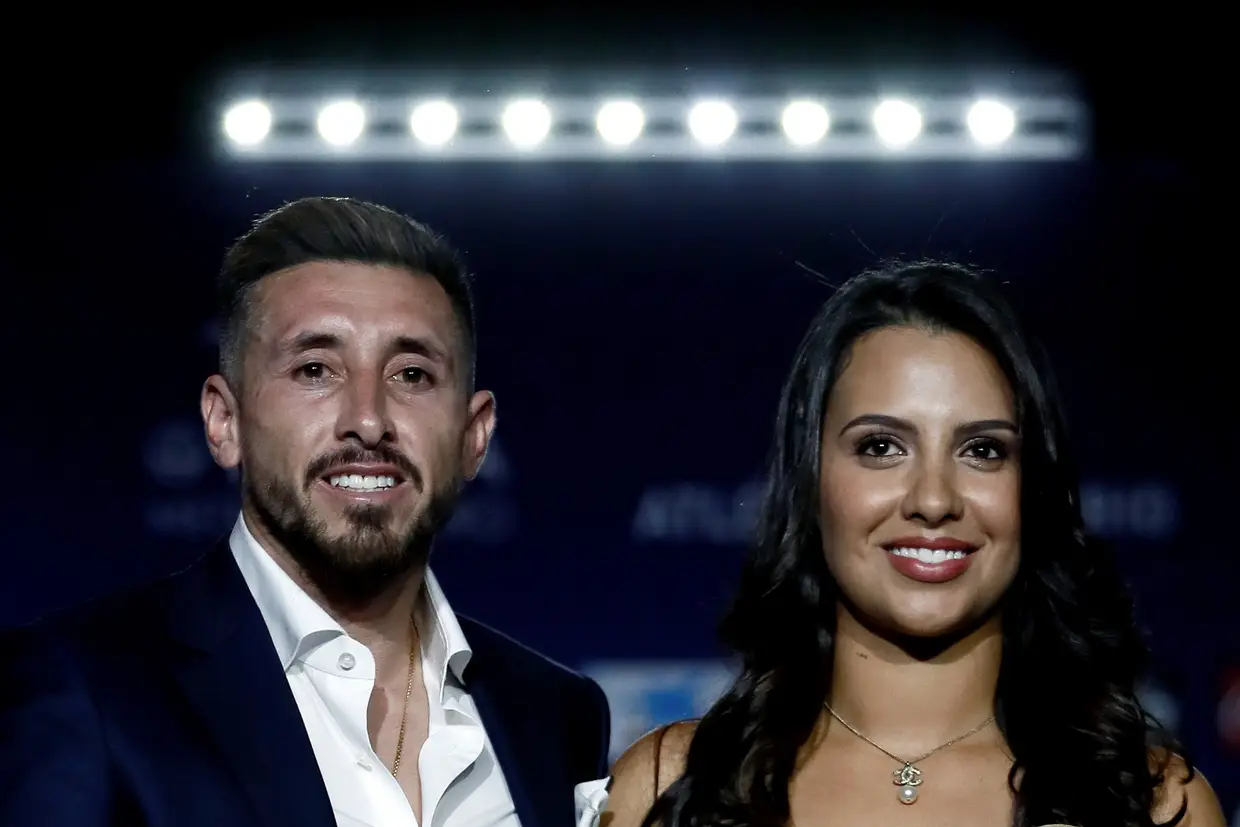 Hector Herrera, ex-jogador do FC Porto, foi apresentado no Atlético de Madrid. Na imagem surge ao lado da companheira.