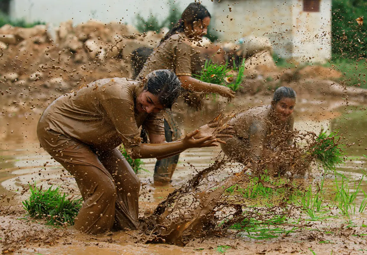 Dia Nacional em Dhading, Nepal, celebra o início da época das plantações de arroz.