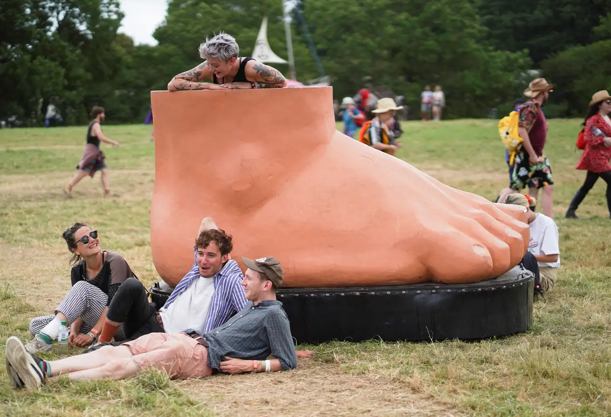 Momento de descontração no Festival de Música Glastonbury em Somerset, Grã-Bretanha.