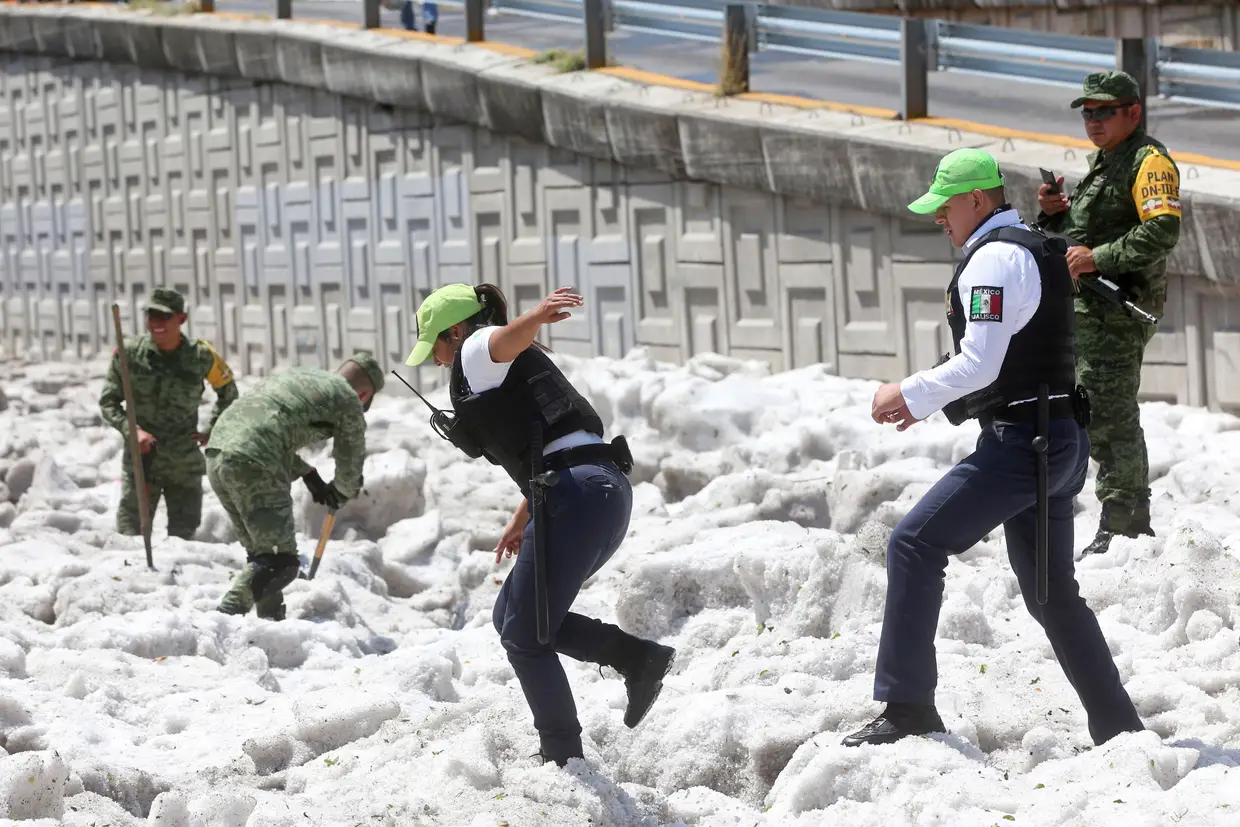 Tempestade de granizo em pleno Verão cobriu ruas inteiras de vários bairros de Guadalajara, México.