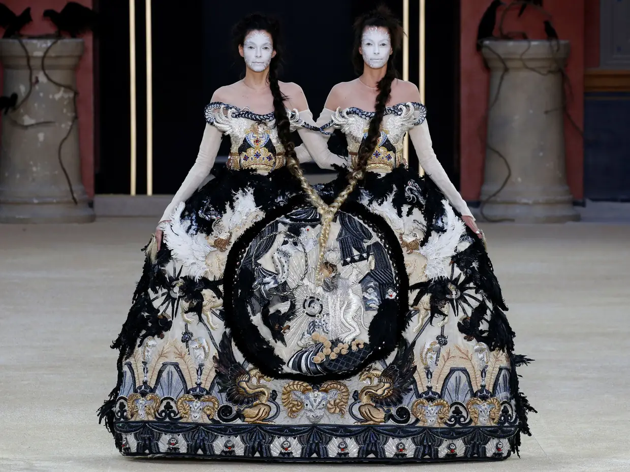 Modelo da coleção da designer Guo Pei no desfile de Alta Costura Outono/Inverno 2019/20 em Paris.