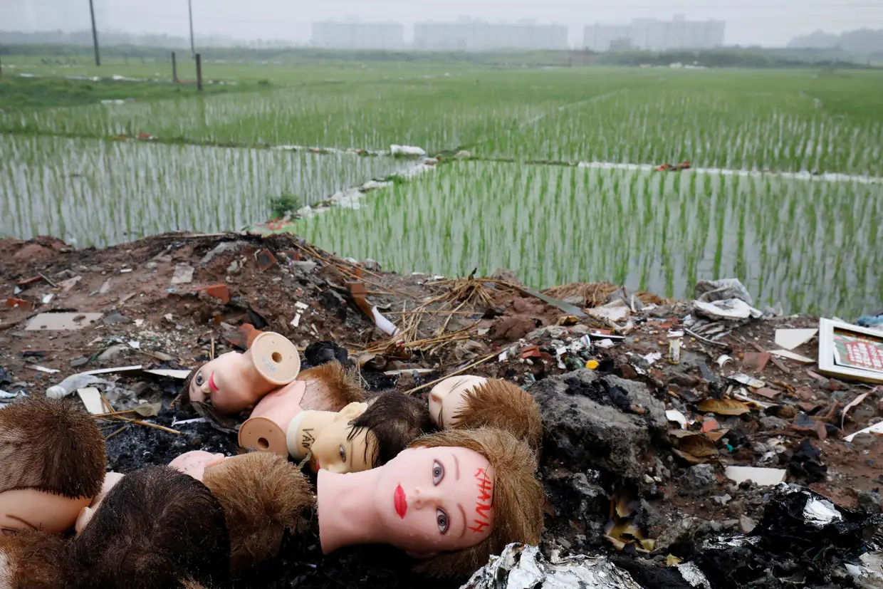 Cabeças de manequins rejeitadas numa rua em Hanói, Vietname.