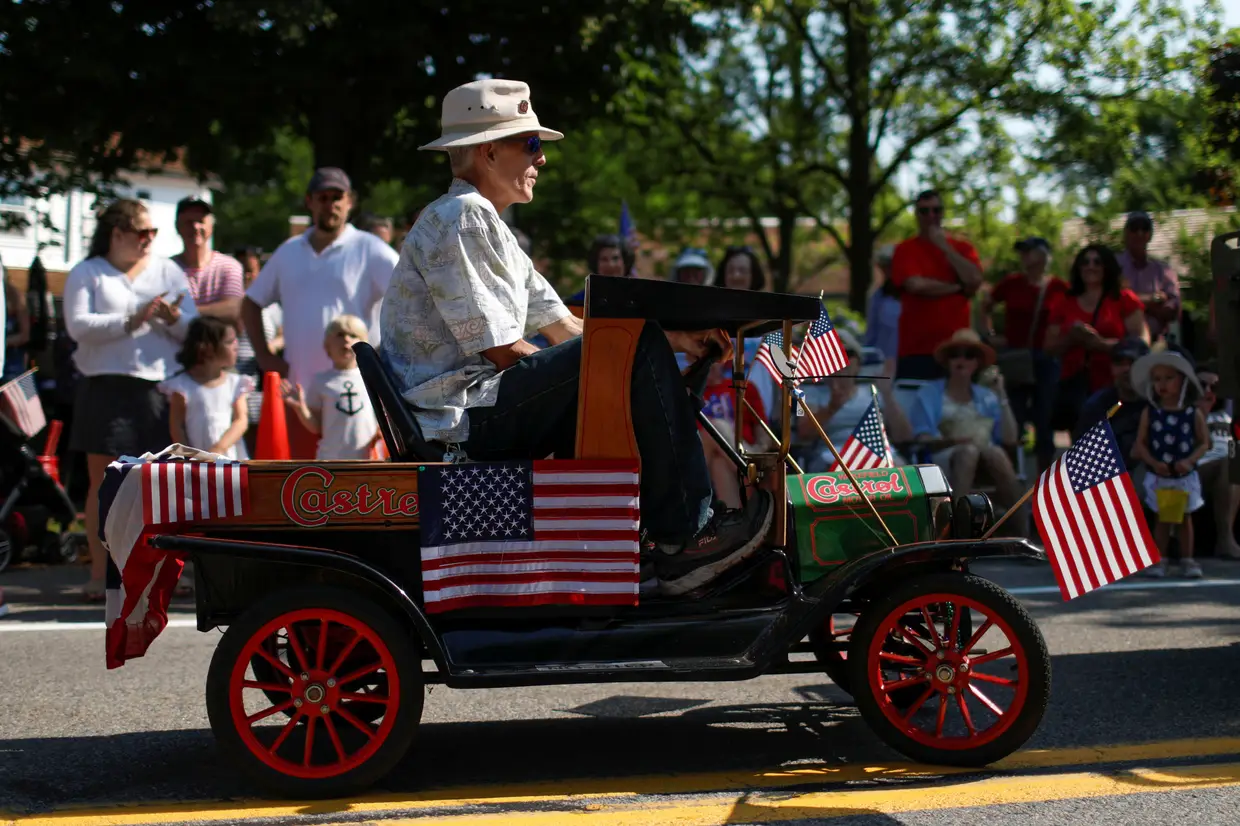 Norte-americano a caminho das celebrações do 4 de Julho em Cape Cod, Massachusetts.