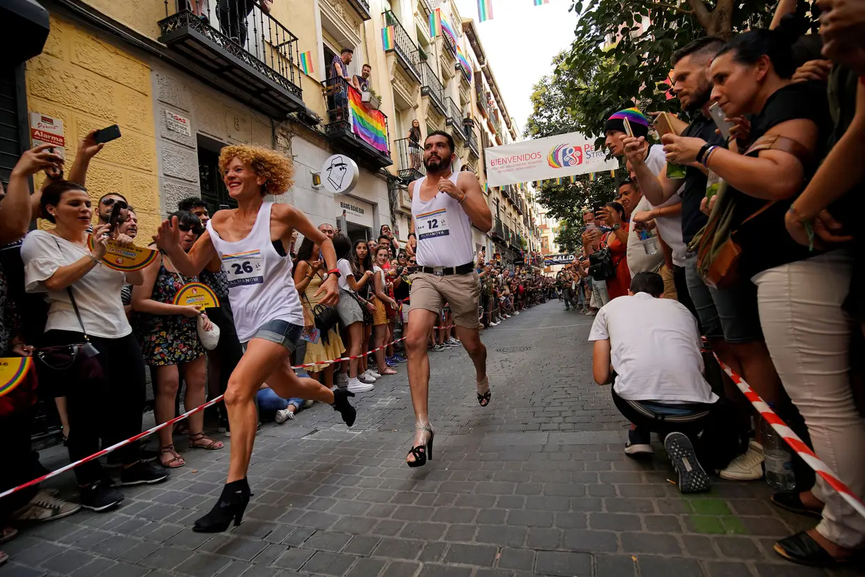 Corrida de saltos altos durante as celebrações Gay Pride no bairro da Chueca, Madrid.