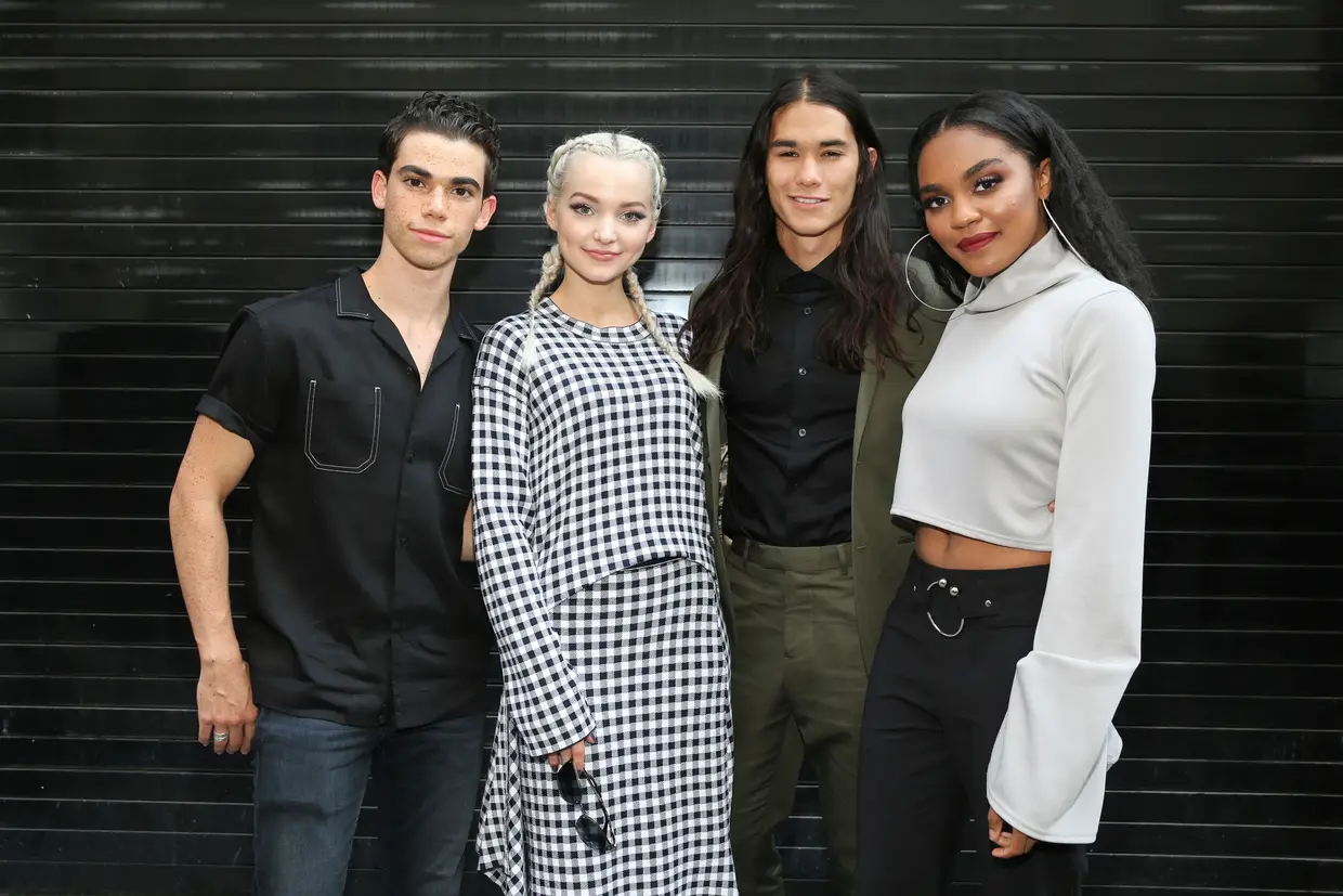 Cameron Boyce com o elenco dos "Descendentes" em 2017