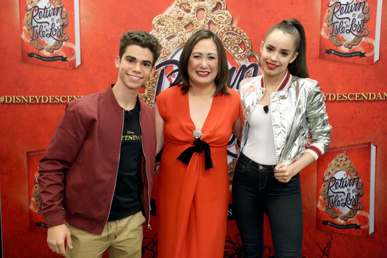 Cameron Boyce com o elenco dos "Descendentes" em 2016