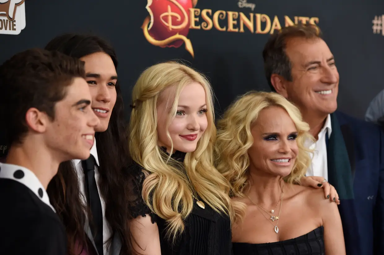 Cameron Boyce com o elenco dos "Descendentes" em 2015