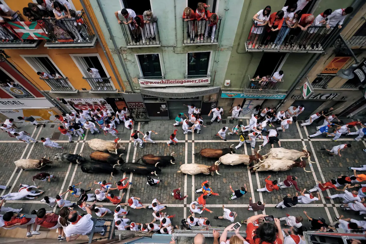 As largadas de touros em Pamplona, Espanha, que já provocaram cerca de 10 feridos.