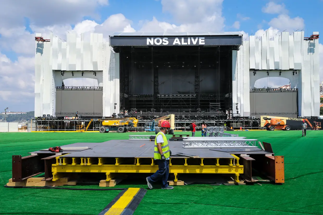 Preparativos no recinto do 13º NOS Alive, que irá decorrer entre 11 e 13 de julho, no Passeio Marítimo de Algés, em Oeiras.