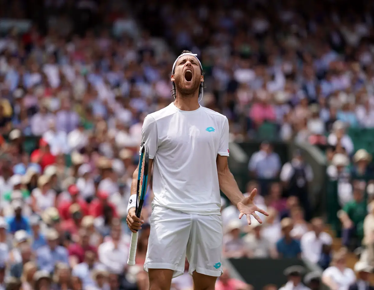 O tenista português João Sousa foi eliminado pelo espanhol Rafael Nadal, número dois do ranking mundial, nos oitavos de final do torneio de Wimbledon, terceiro Grand Slam do ano, ao perder em três sets.