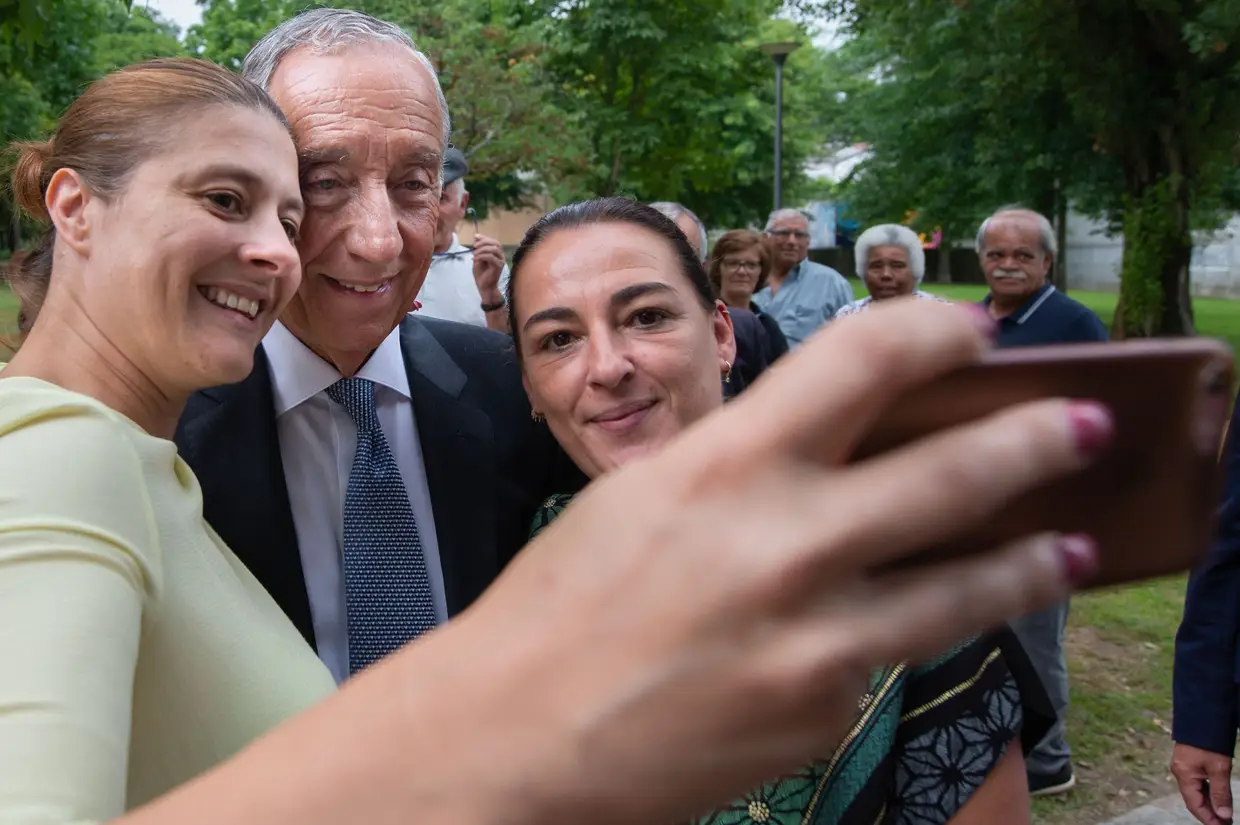 O Presidente da República Marcelo Rebelo de Sousa tira fotografias com populares à saída do encerramento do 16.º Cotec Innovation Summit, em Vila Nova de Famalicão.