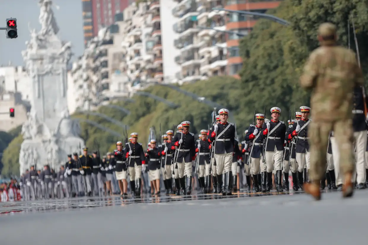 Soldados participam numa marcha militar no Dia da Independência da Argentina, em Buenos Aires.