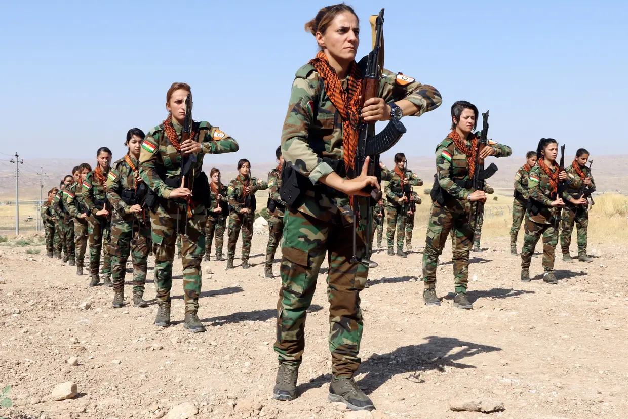 Um grupo de mulheres curdas numa sessão de treino, no campo militar de Erbil, Iraque.