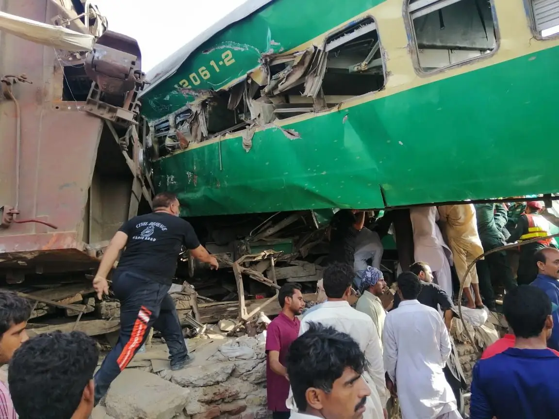 Pelo menos 20 pessoas morreram e 80 ficaram feridas após a colisão de dois comboios, em Sadiqabad, Paquistão.