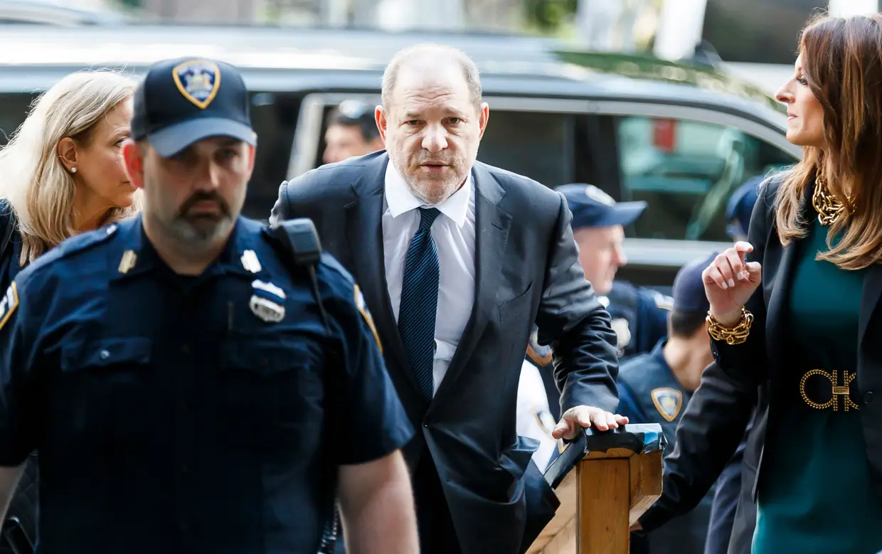 O produtor norte-americano Harvey Weinstein chega ao tribunal, em Nove Iorque, Estados Unidos da América, onde está a responder pelos crimes de violação e agressão sexual.
