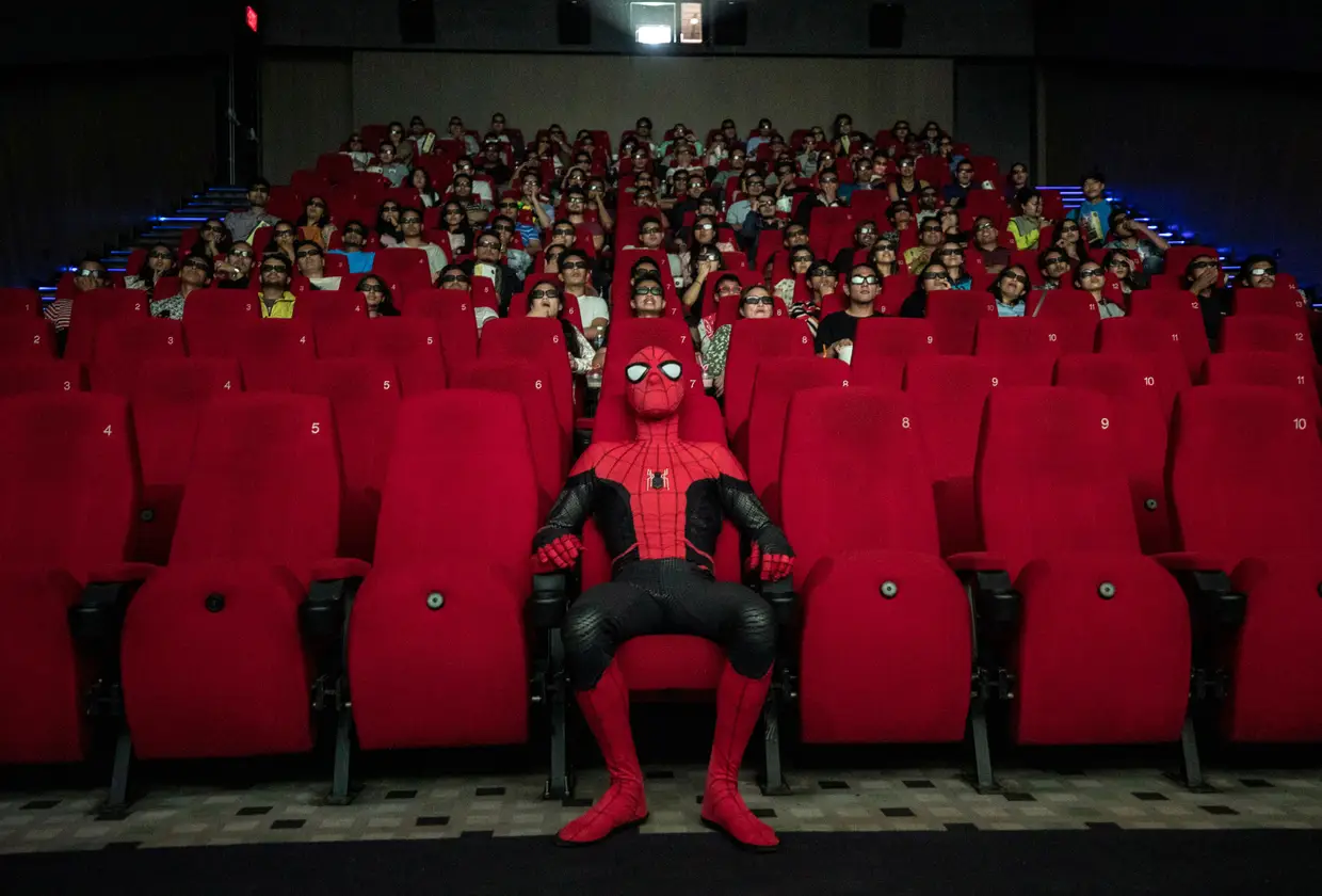 Um homem vestido de homem-aranha durante a passagem do filme "Homem-Aranha: Longe de Casa", num cinema em Lalipur, Nepal.