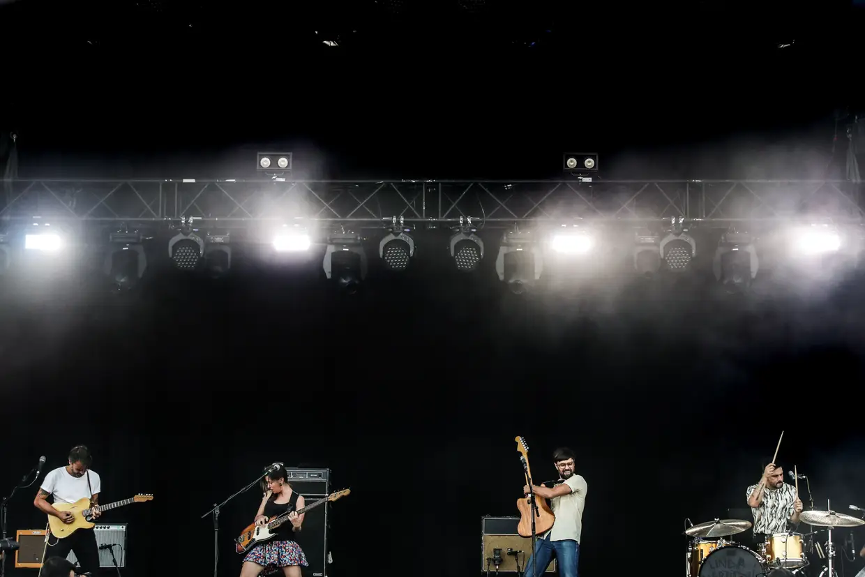 A banda portuguesa Linda Martini inaugurou o palco principal da edição deste ano do Nos Alive, em Algés.