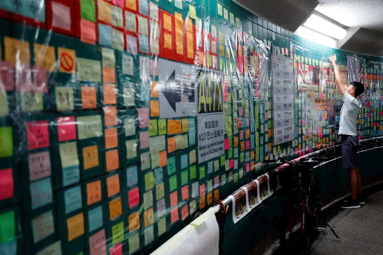Depois dos guarda-chuvas, os manifestantes em Hong Kong servem-se agora de notas post-it para protestar contra a lei de extradição que tem motivado manifestações há mais de um mês.