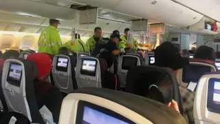 As equipas médicas socorreram os passageiros dentro do avião.