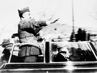 Francisco Franco, em março de 1939, a liderar as tropas espanholas na entrada triunfal em Barcelona.