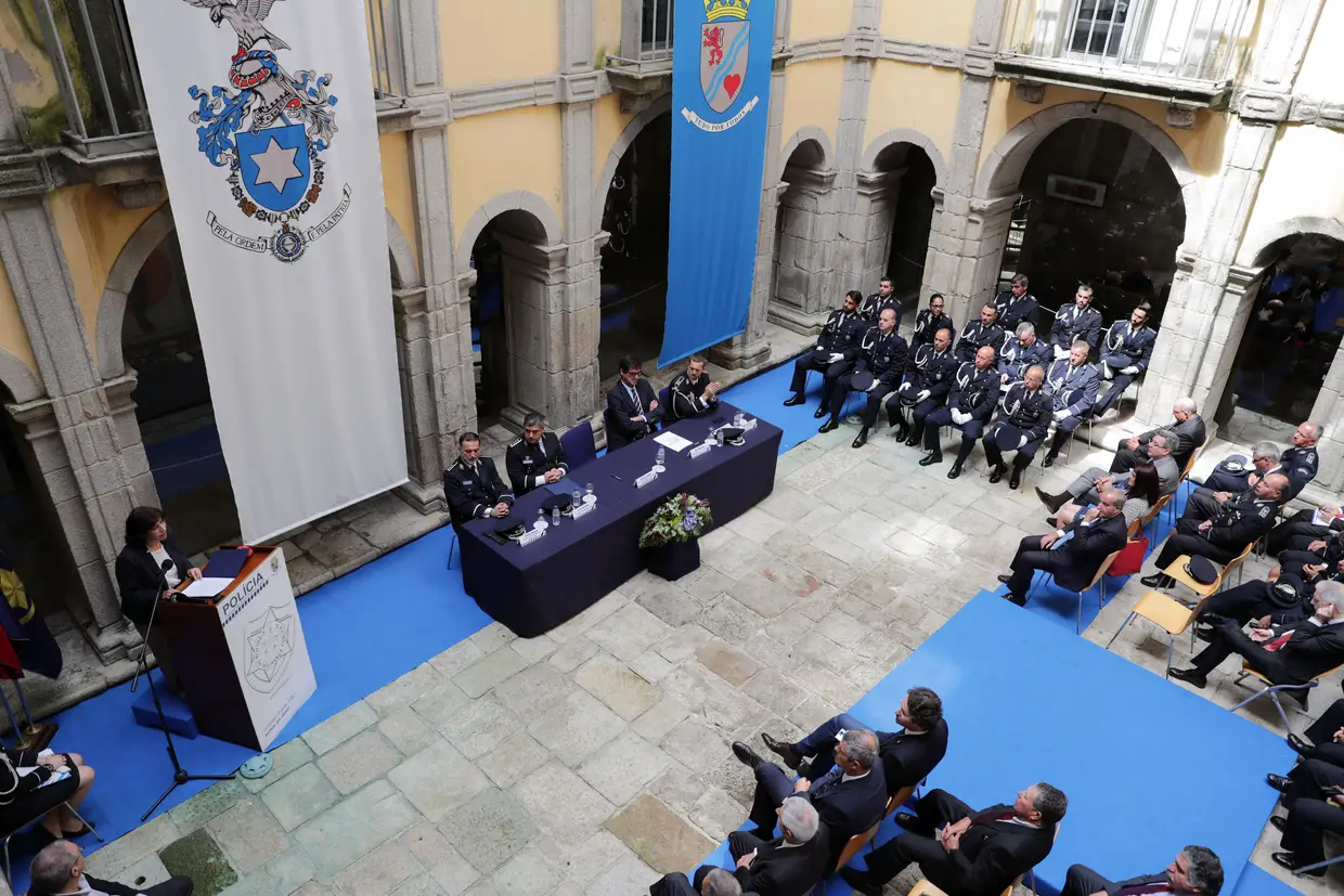 A secretária de Estado Adjunta e da Administração Interna, Isabel Oneto, discursa durante a cerimónia comemorativa do 152.º aniversário do Comando Metropolitano da PSP/Porto no Edifício Aljube, no Porto.