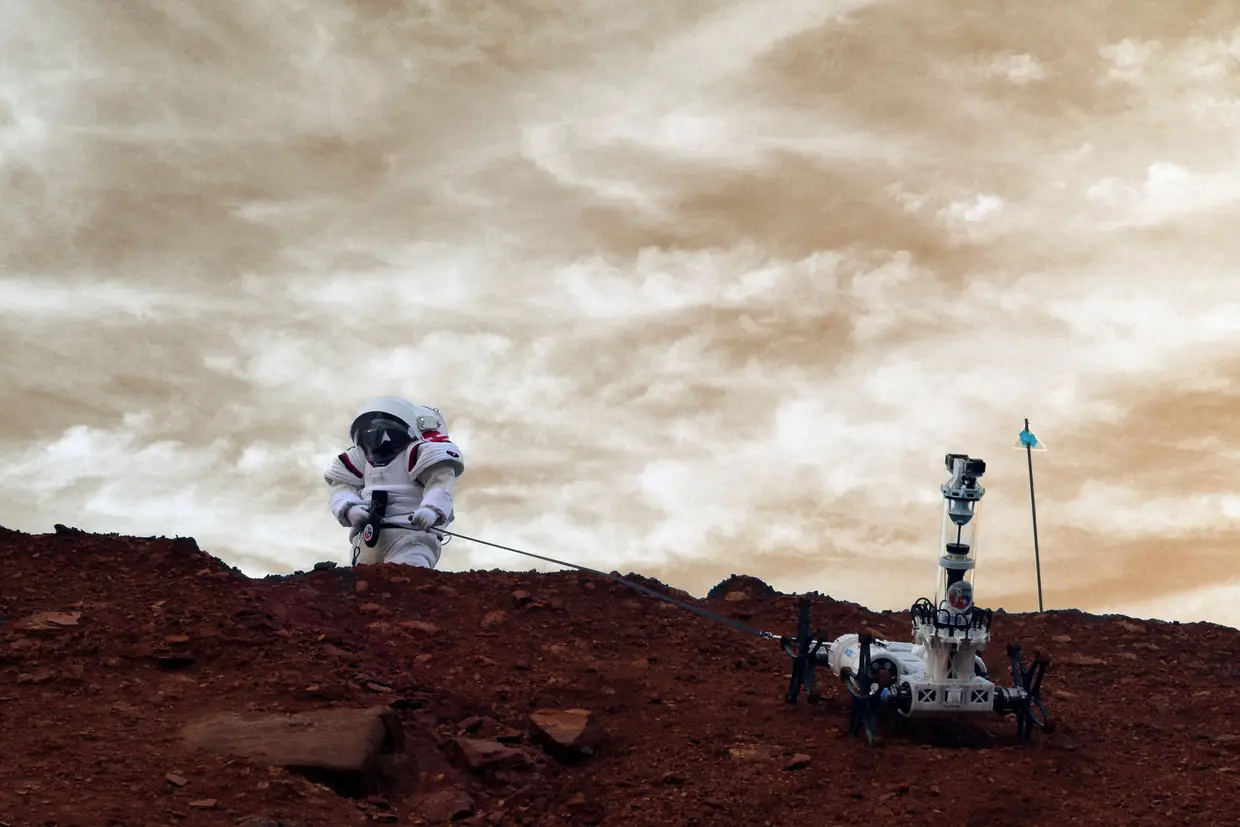 Uma fotografia disponibilizada pelo Centro de Astrobiologia de Espanha (CAB) mostra uma simulação espacial para uma futura missão a Marte, em Riotinto, Huelva.