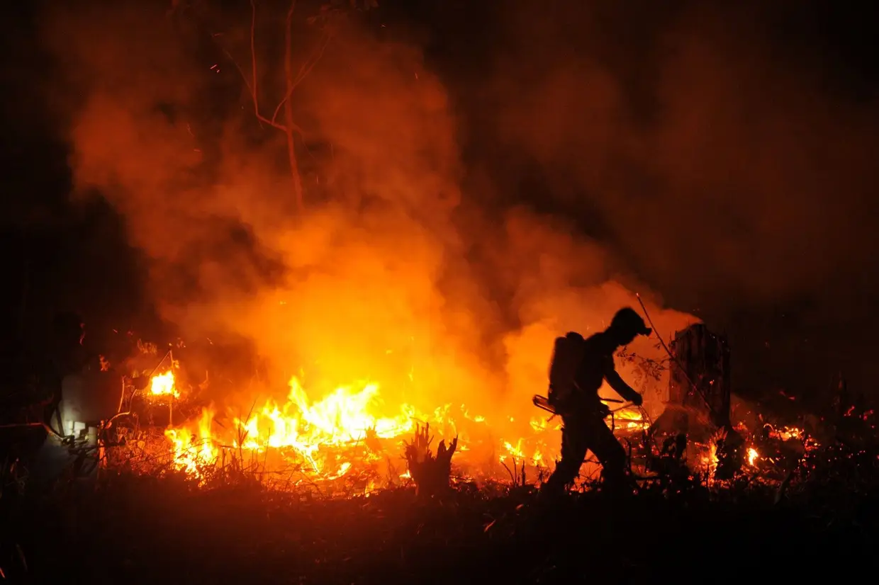 Um bombeiro combate um incêndio em Musi Banyuasin, na província indonésia de Sumatra do Sul.