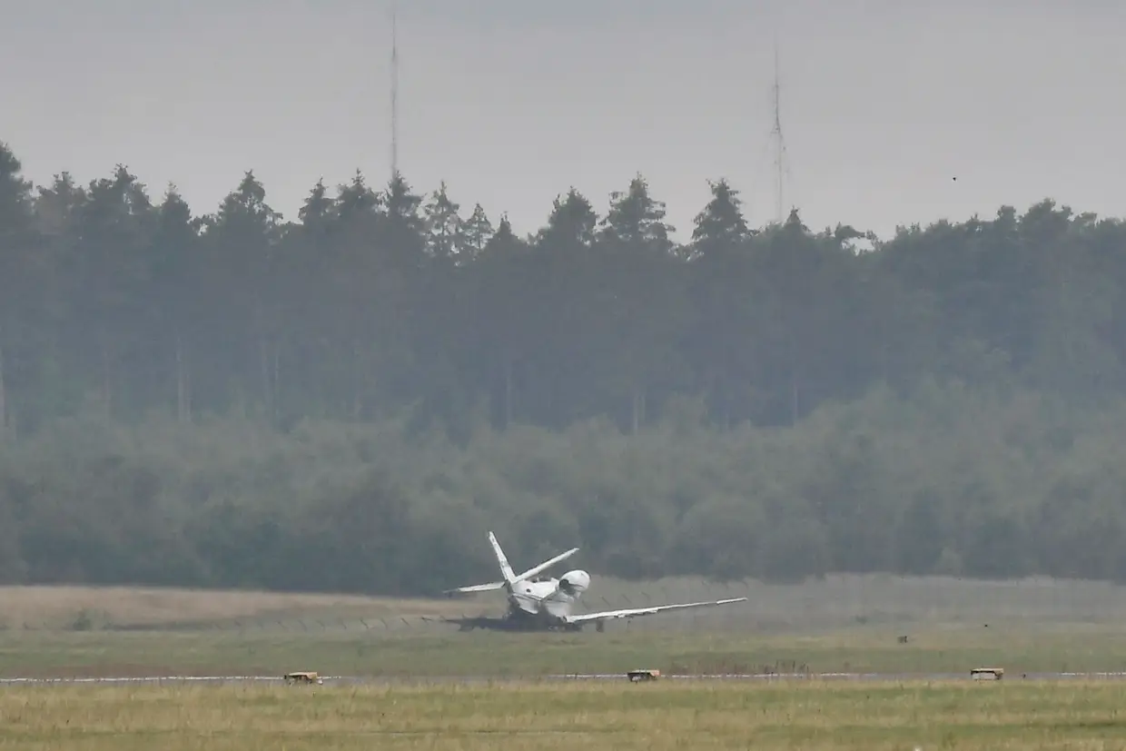 Destroços de um Cessna 560XL que caiu durante a aterragem no aeroporto de Aarhus, na Dinamarca.