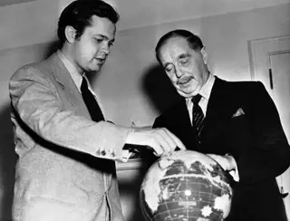 Ator e realizador Orson Welles, à esquerda e e o escritor britrânico H.G. Wells, à direita, no Texas, EUA