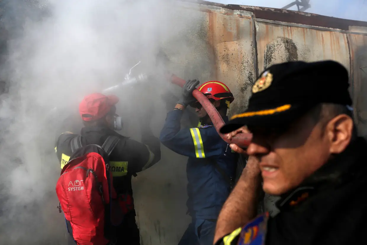 Bombeiros combatem incêndio em Atenas, na Grécia.