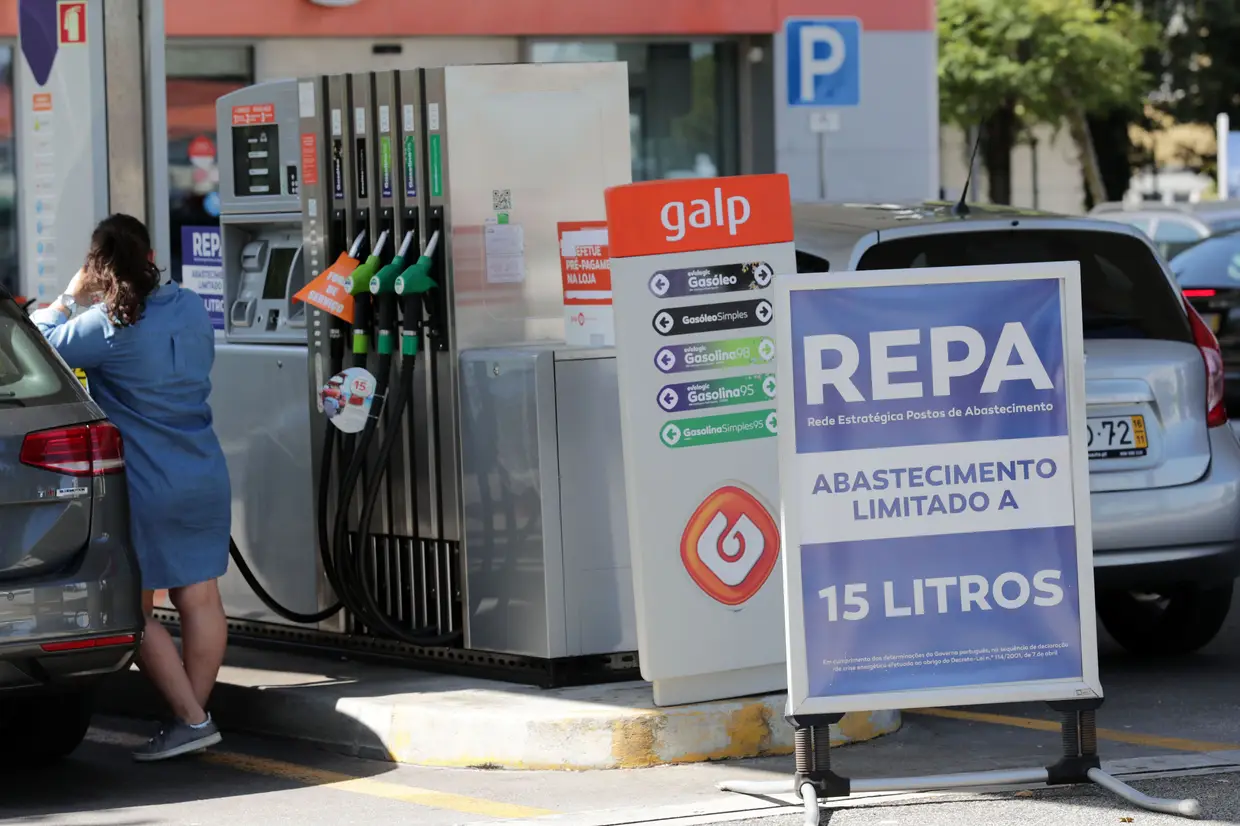 Uma mulher abastece o carro num posto de abastecimento de combustíveis REPA no Porto. Portugal encontra-se até 21 de agosto em situação de crise energética, decretada pelo Governo devido à paralisação dos motoristas de matérias perigosas que estão em greve por tempo indeterminado.
