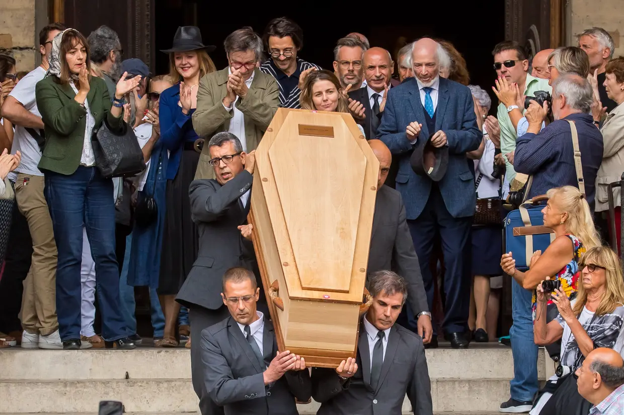 O caixão do realizador francês Jean-Pierre Mocky à saída da Igreja Saint-Sulpice, em Paris, França.