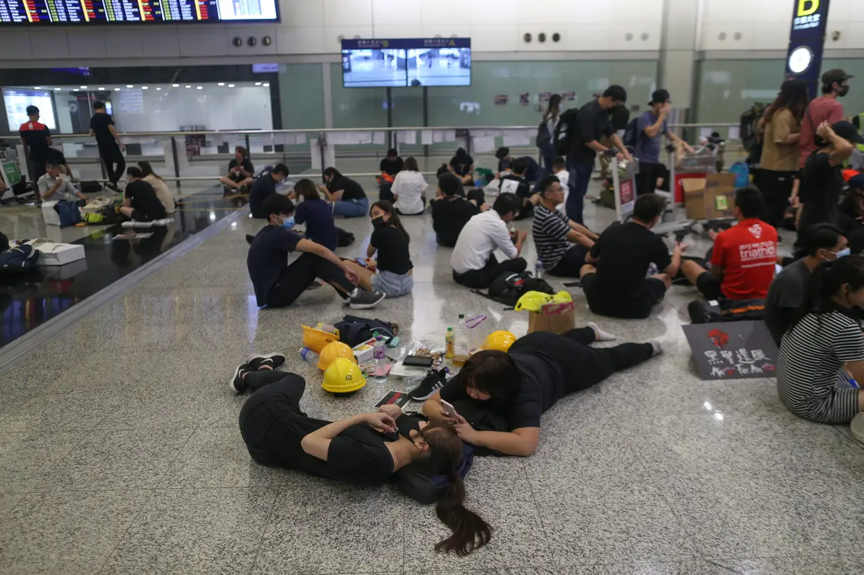 O aeroporto de Hong Kong foi encerrado depois da ocupação por parte de vários protestantes. A contestação social começou em junho, desencadeada pela apresentação de uma proposta de alteração à lei da extradição