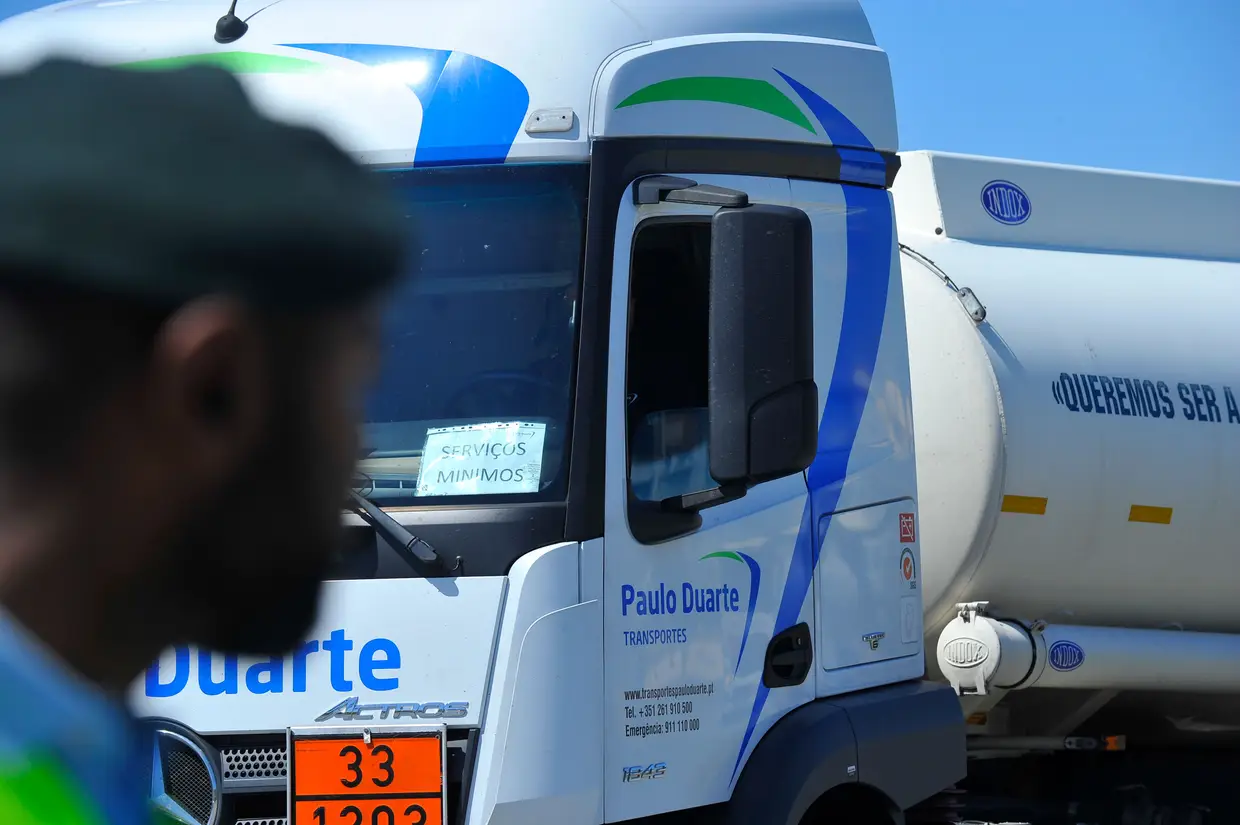 Um camião cisterna cumpre os serviços mínimos, em Aveiras, durante a greve dos Motoristas de Matérias Perigosas.
