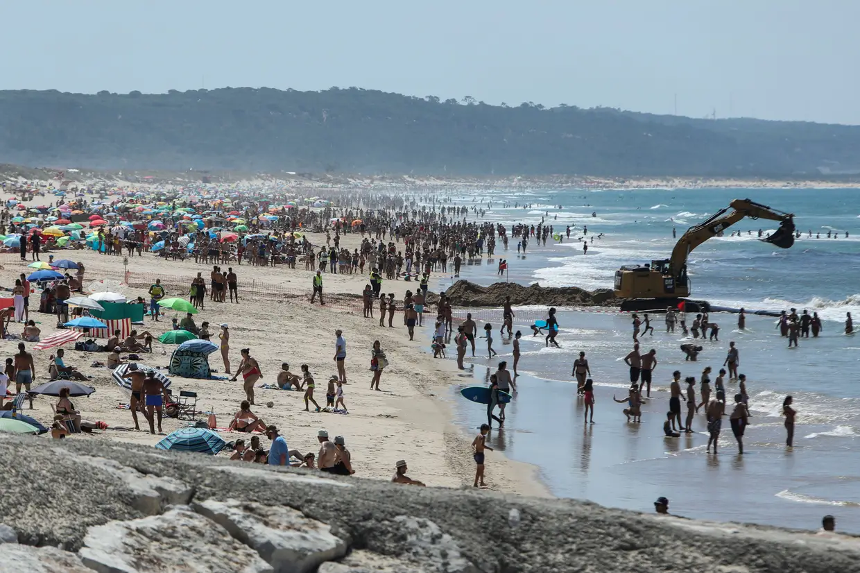 Escavadora numa das praias da Costa de Caparica no início dos trabalhos de reforço de areia. Mais de um milhão de metros cúbicos de areia que serão distribuídos pelas instâncias balneares, estando previsto que se inicie nas praias da Saúde e Nova, situadas a sul, e posteriormente vai continuar para norte.