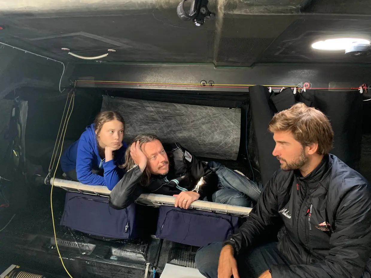 A ativista ambiental, Greta Thunberg, acompanhada pelo pai, reúne-se com o capitão alemão, Boris Herrmann, no navio Malizia II, antes da viagem ecológica entre o Reino Unido e os EUA, em Inglaterra.