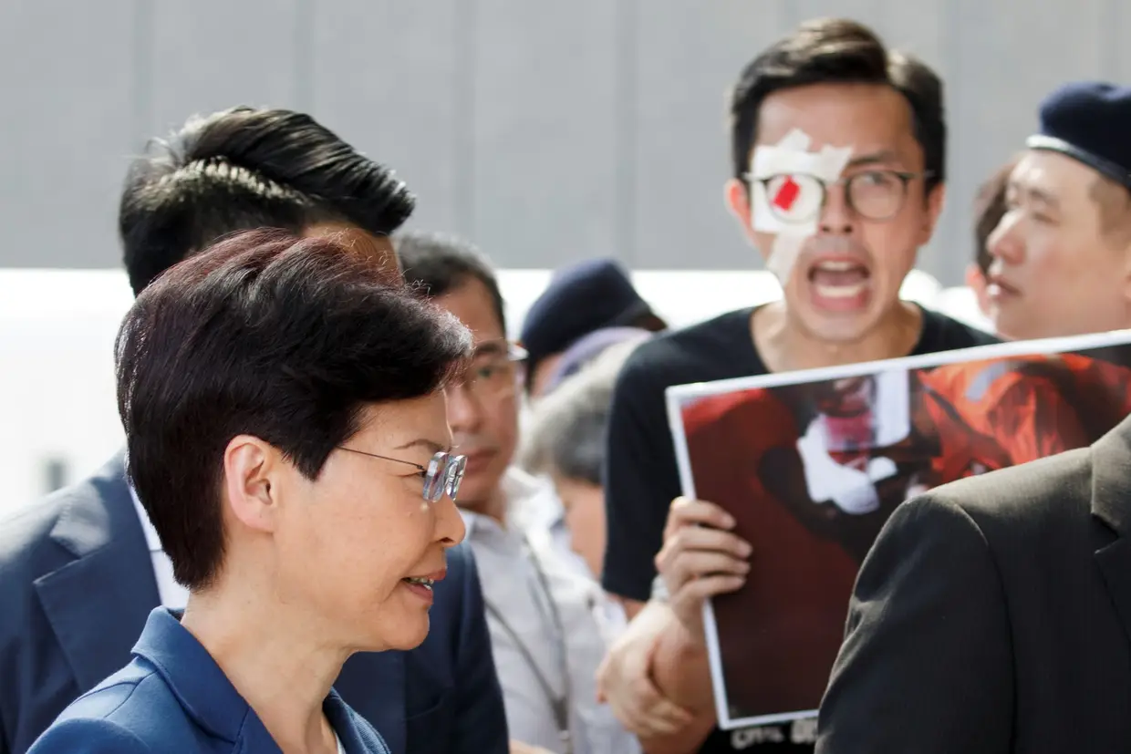 A chefe do Governo de Hong Kong, Carrie Lam reúne-se com protestantes.