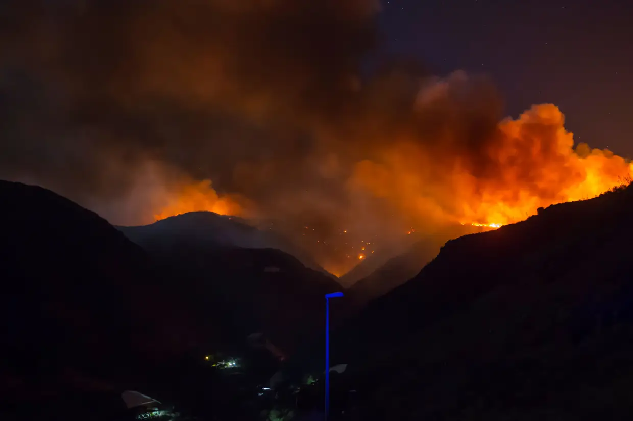 Chamas e fumo cercam a vila de Ingenio, na Gran Canária.