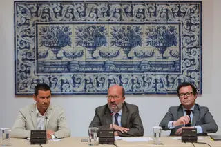 O ministro do Ambiente e da Transição Energética, João Pedro Matos Fernandes (C) acompanhado pelo secretário de Estado da Energia, João Galamba (E) e o presidente da Entidade Nacional para o Setor Energético (ENSE), Filipe Meirinho (D)