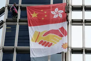 "Homem-aranha" francês sobe a arranha-céu em Hong Kong em apelo à paz