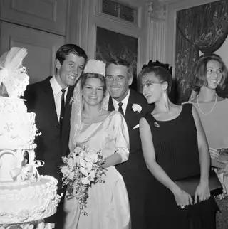 Um retrato da família Fonda em 1961, no dia do casamento de Peter. Na imagem, da esquerda para a direita, Peter Fonda, a noiva Susan Brewer, o pai Henry Fonda e a irmã Jane Fonda