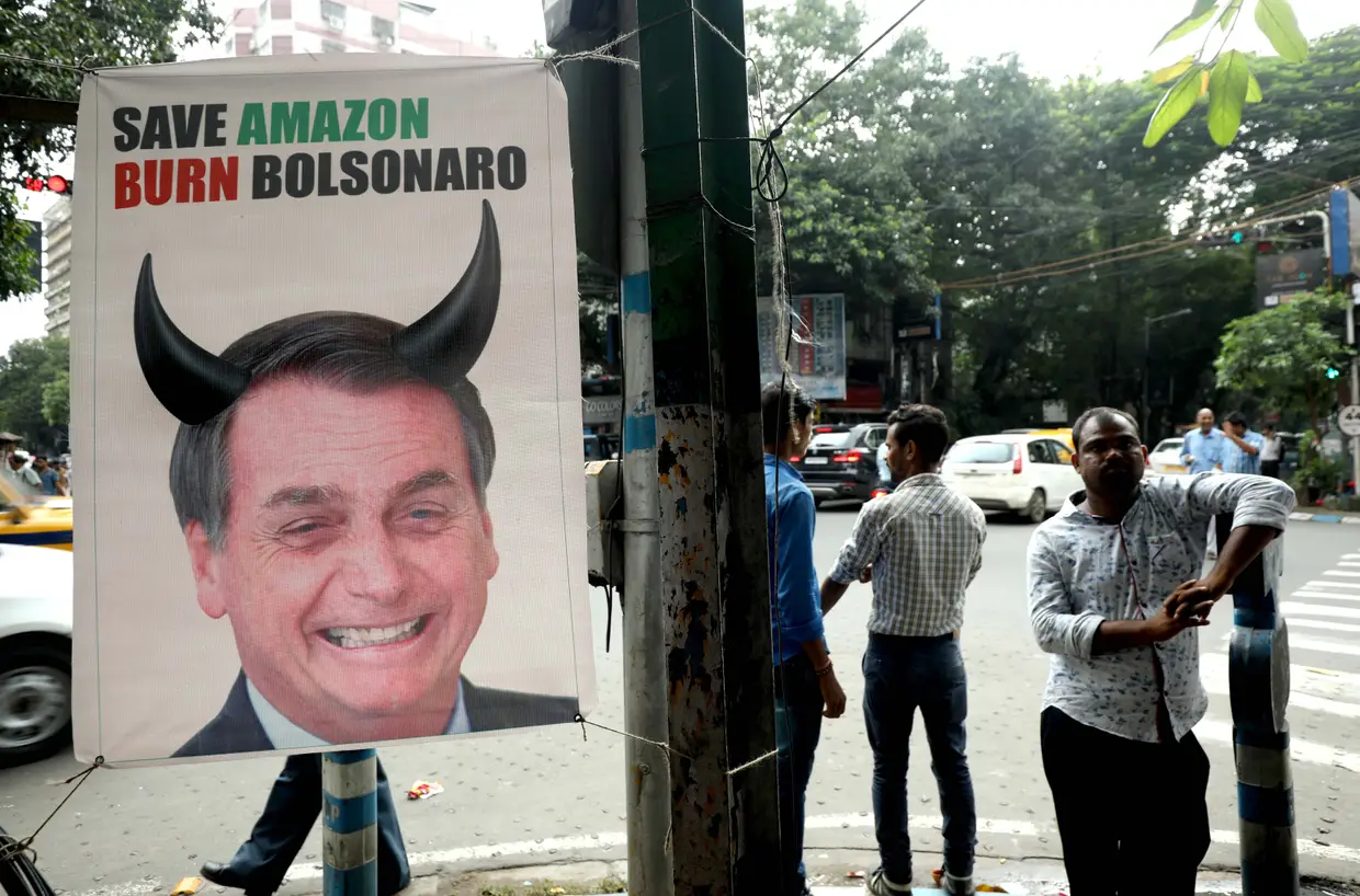 Estudantes indianos protestam contra as políticas ambientais do Presidente Jair Bolsonaro, junto à embaixada brasileira em Calcutá, na Índia.