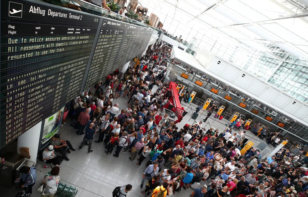 A polícia deteve um homem que saiu de um dos terminais do aeroporto de Munique por uma saída de emergência, sem passar pelo controlo de passaportes, provocando a paralisação parcial naquele que é um dos maiores aeroportos alemães.