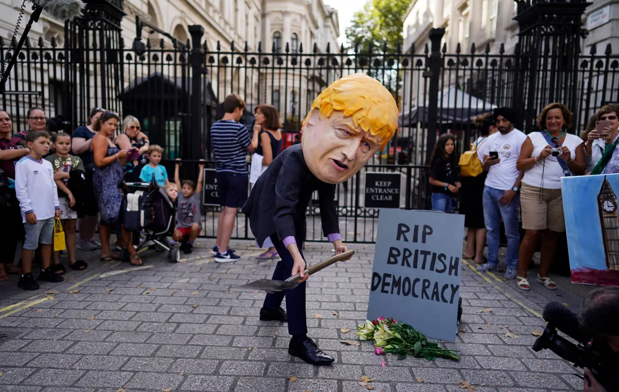 Um manifestante após a decisão de suspender o Parlamento britânico, junto à residência oficial do primeiro-ministro, Boris Johnson, em Londres.